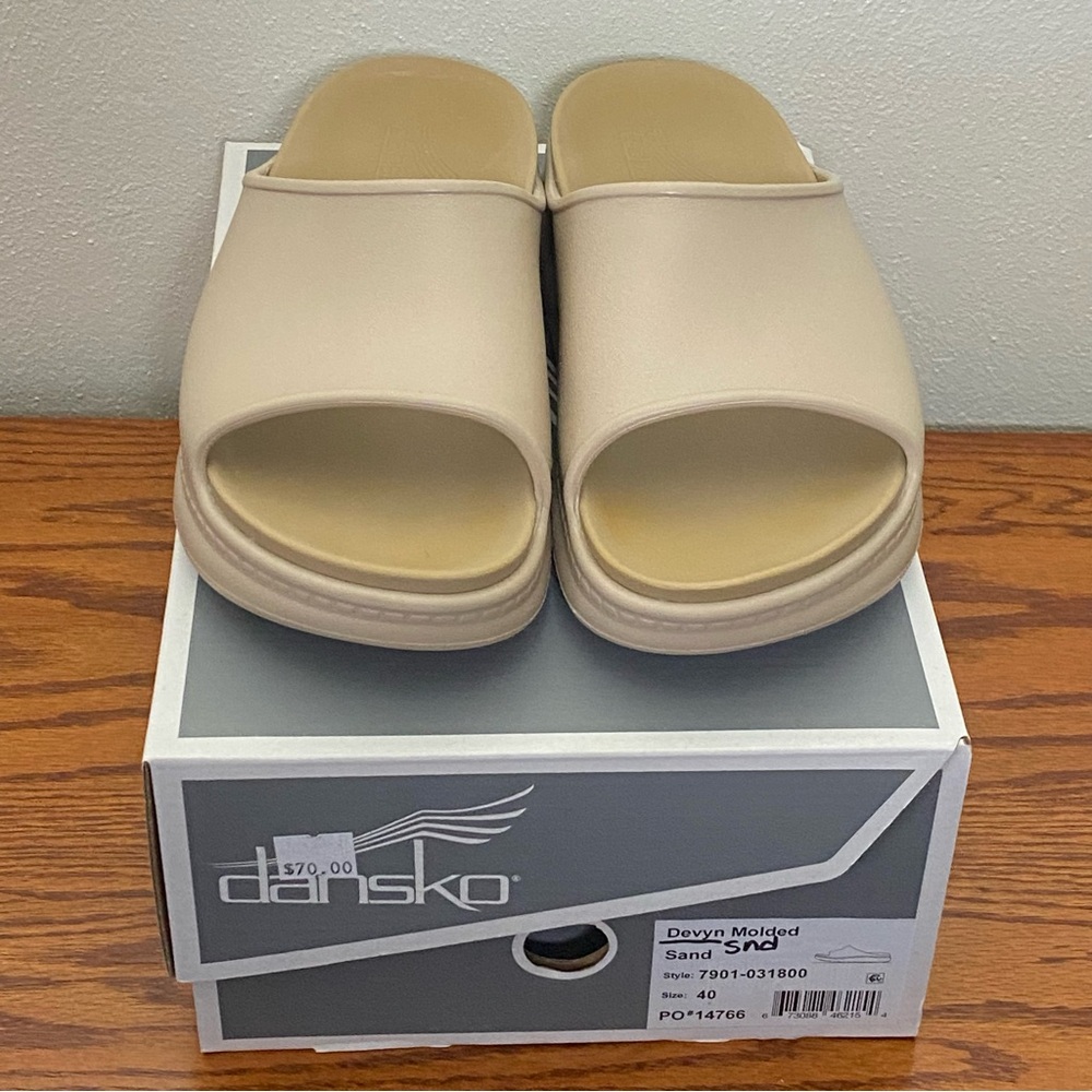 Dansko Devyn Slide Sandals in Sand sz 40 US 9 excellent BARELY worn condition!